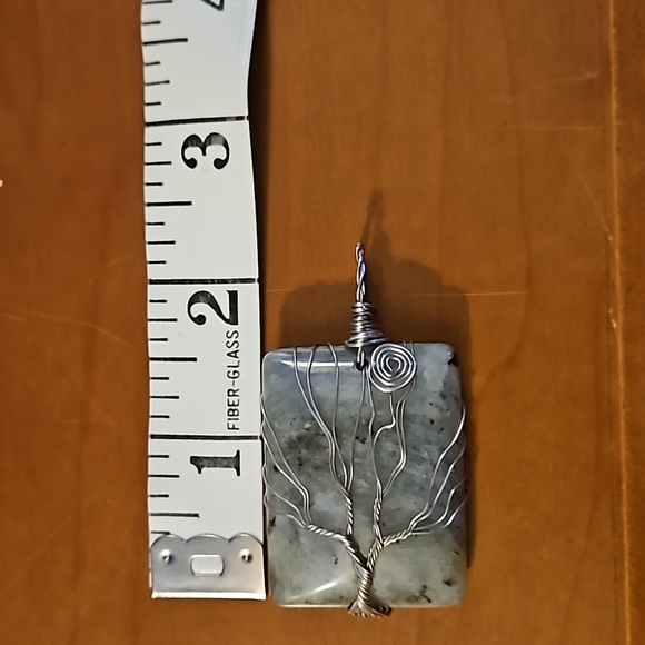 Green stone, Silver-toned PENDANT. (NECKLACE NOT INCLUDED) - Picture 2 of 2